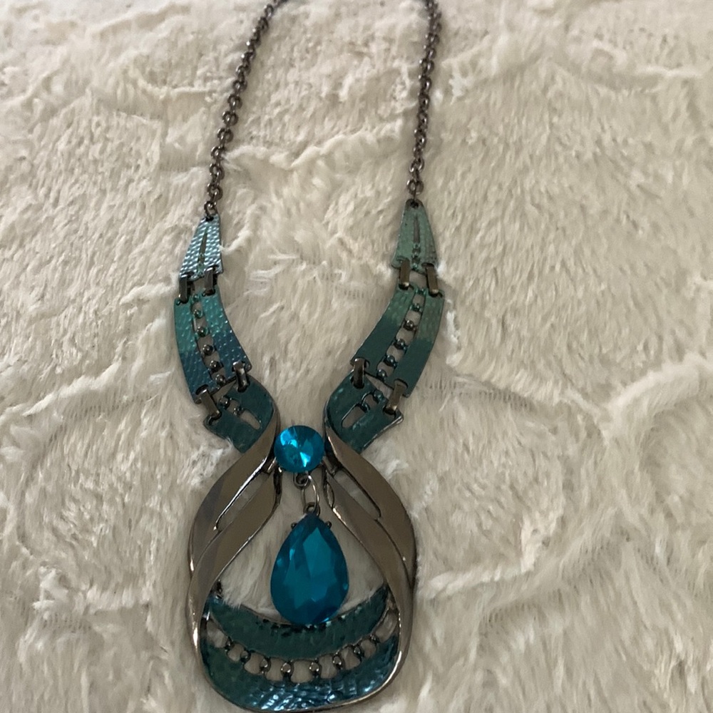 Beautiful necklace!! Gun metal and blue crystal‎ necklace Large pendant